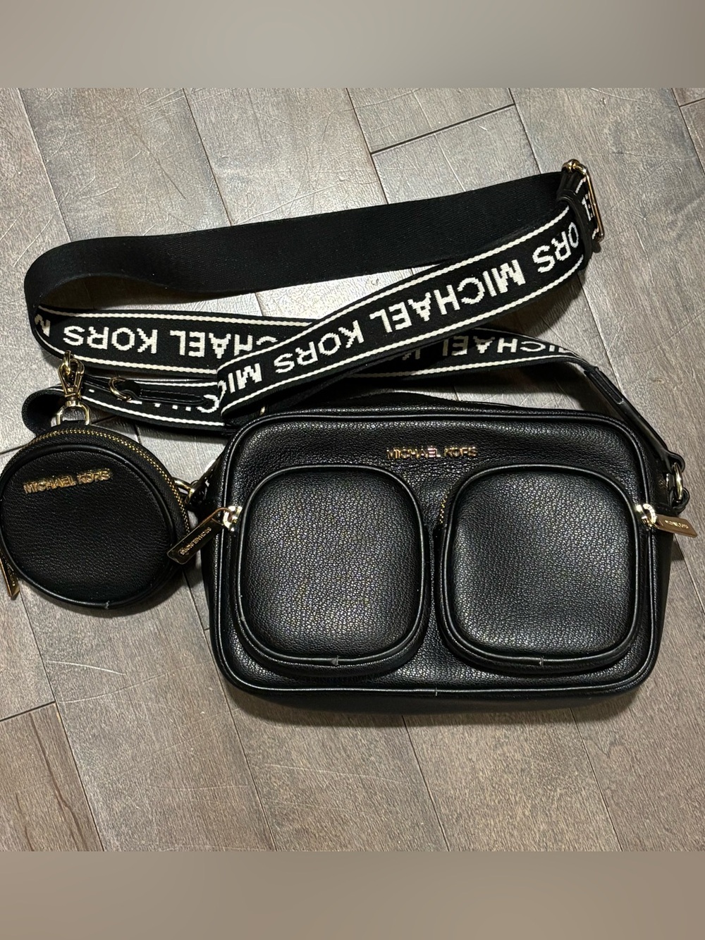 Michael Kors Jet Set Leather crossbody  with Logo Strap and Coin Pouch